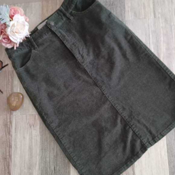 WOMEN'S CORDUROY SKIRT BRAND NEAR & DEAR / SIZE S / OLIVE GREEN COLOR - Picture 1 of 8